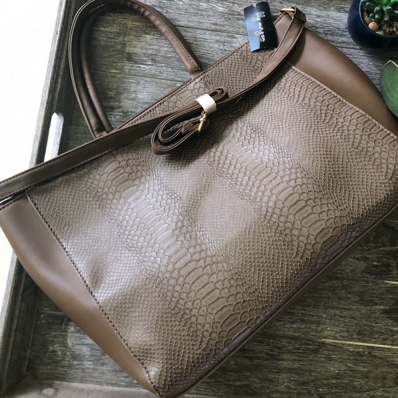 New with tags! Snakeskin print tote bag - Picture 2 of 6